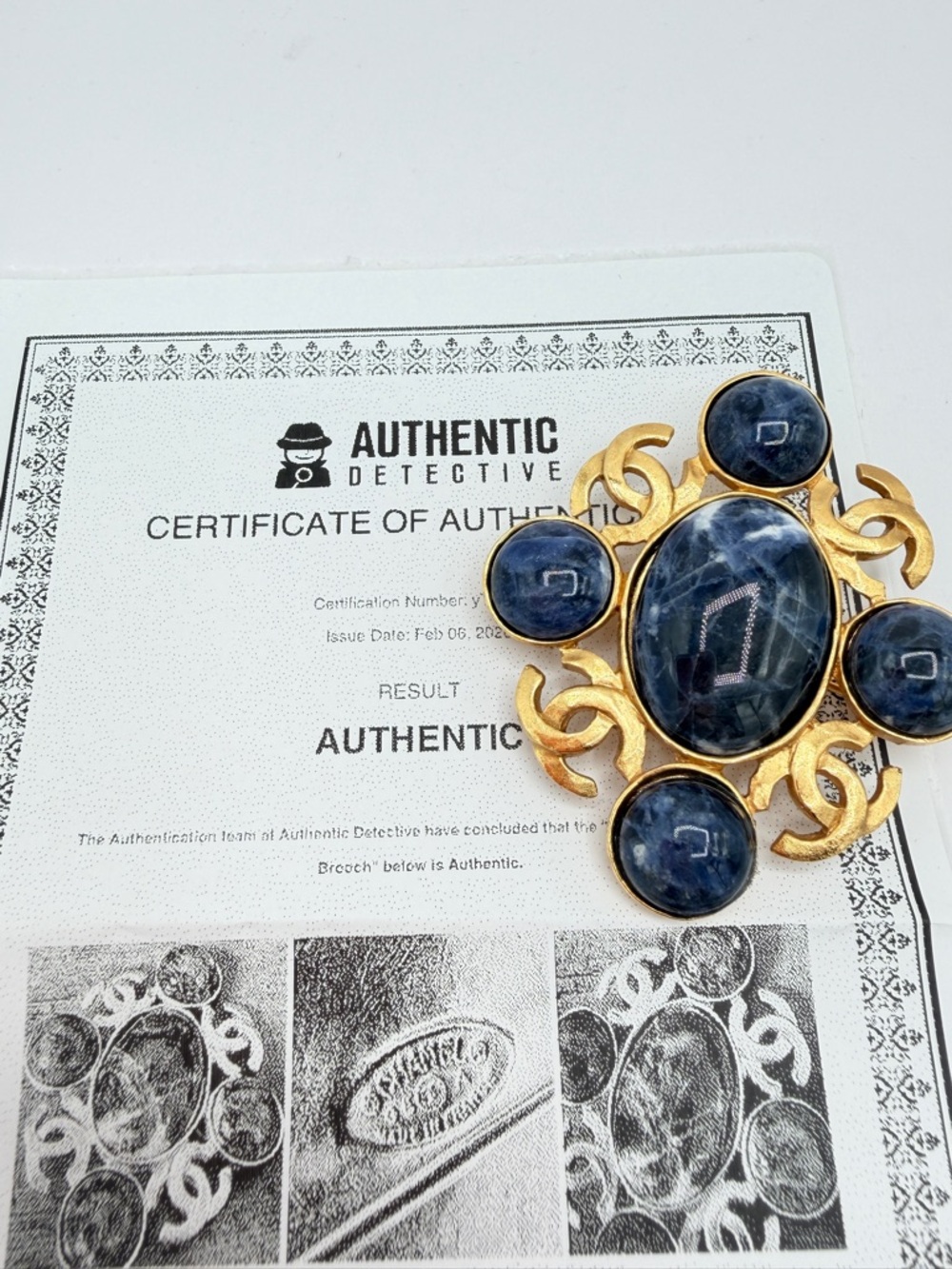 CHANEL Authentic Vintage Navy Stone Brooch with four CCs 95A 24k Gold Plated - Picture 6 of 6
